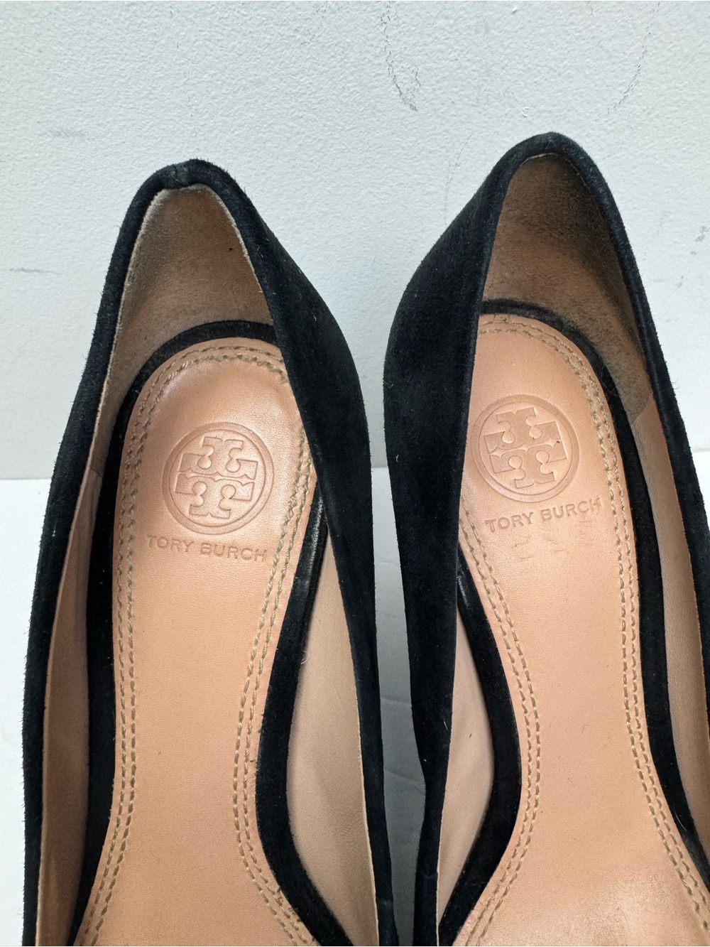 Tory Burch Astoria Wedge Pumps in Black Suede Size 6.5 - Picture 5 of 8